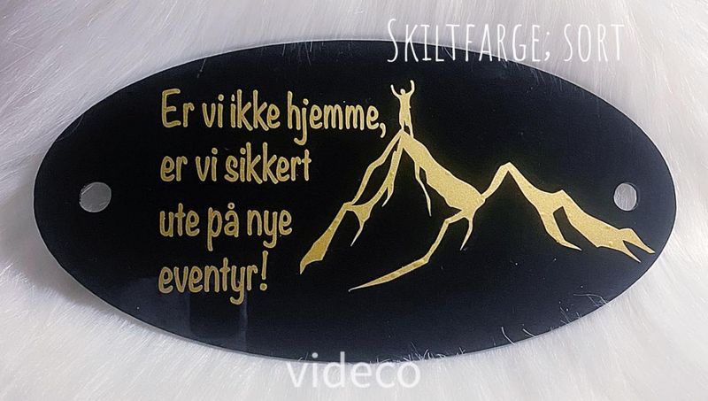 Ovalt skilt- Er vi ikke hjemme er vi sikkert ute på nye eventyr