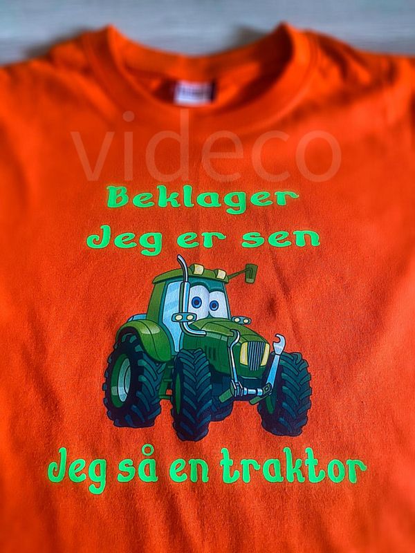 T-shirt til barn - sort, Beklager  jeg er sen m/traktor 